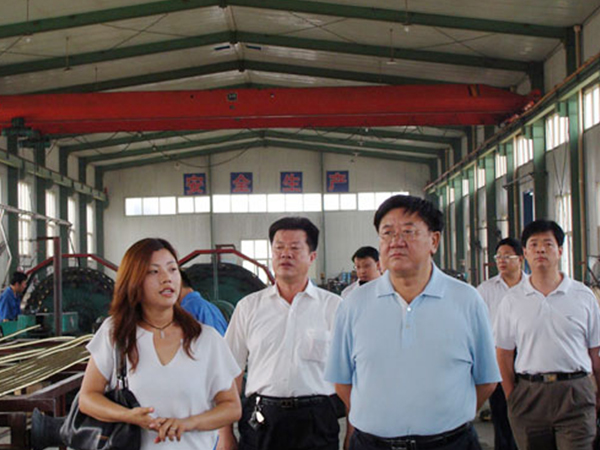 董事長陪同省安檢局領導參觀車間
